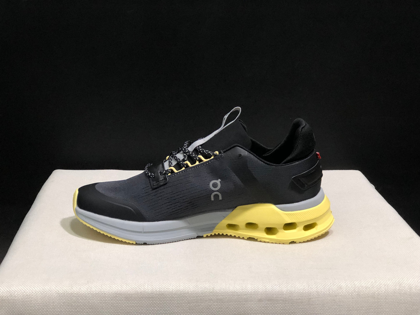 On Running Cloudnova Flux Comfortable Running Shoes Black/Yellow