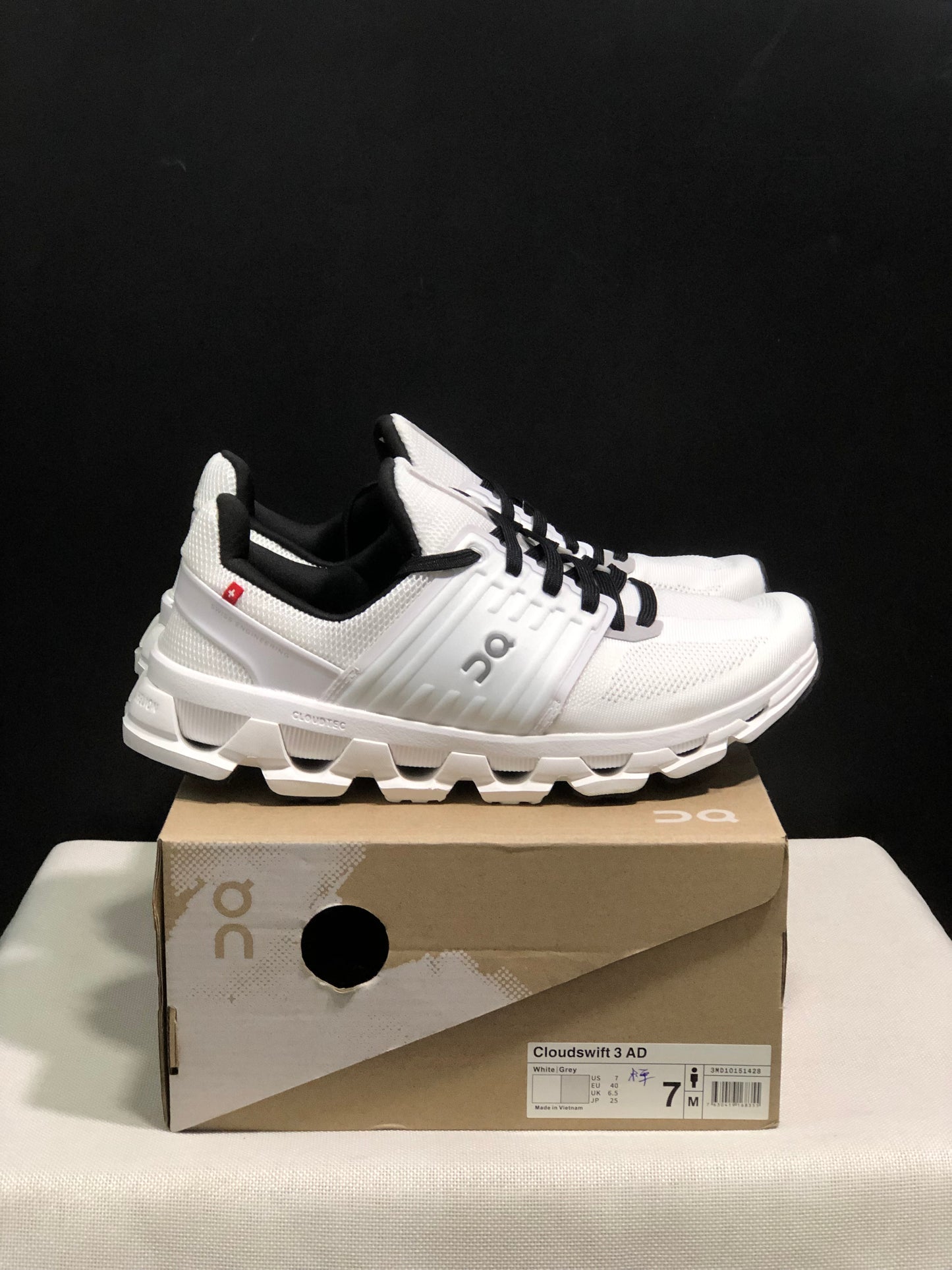 On Running Cloudswift 3 Trendy And Comfortable Running Shoes White/Black