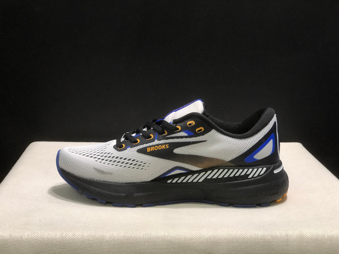 Brooks Adrenaline GTS 23 Shock-absorbing Wear-resistant Low-top Running Shoes White/Camouflage