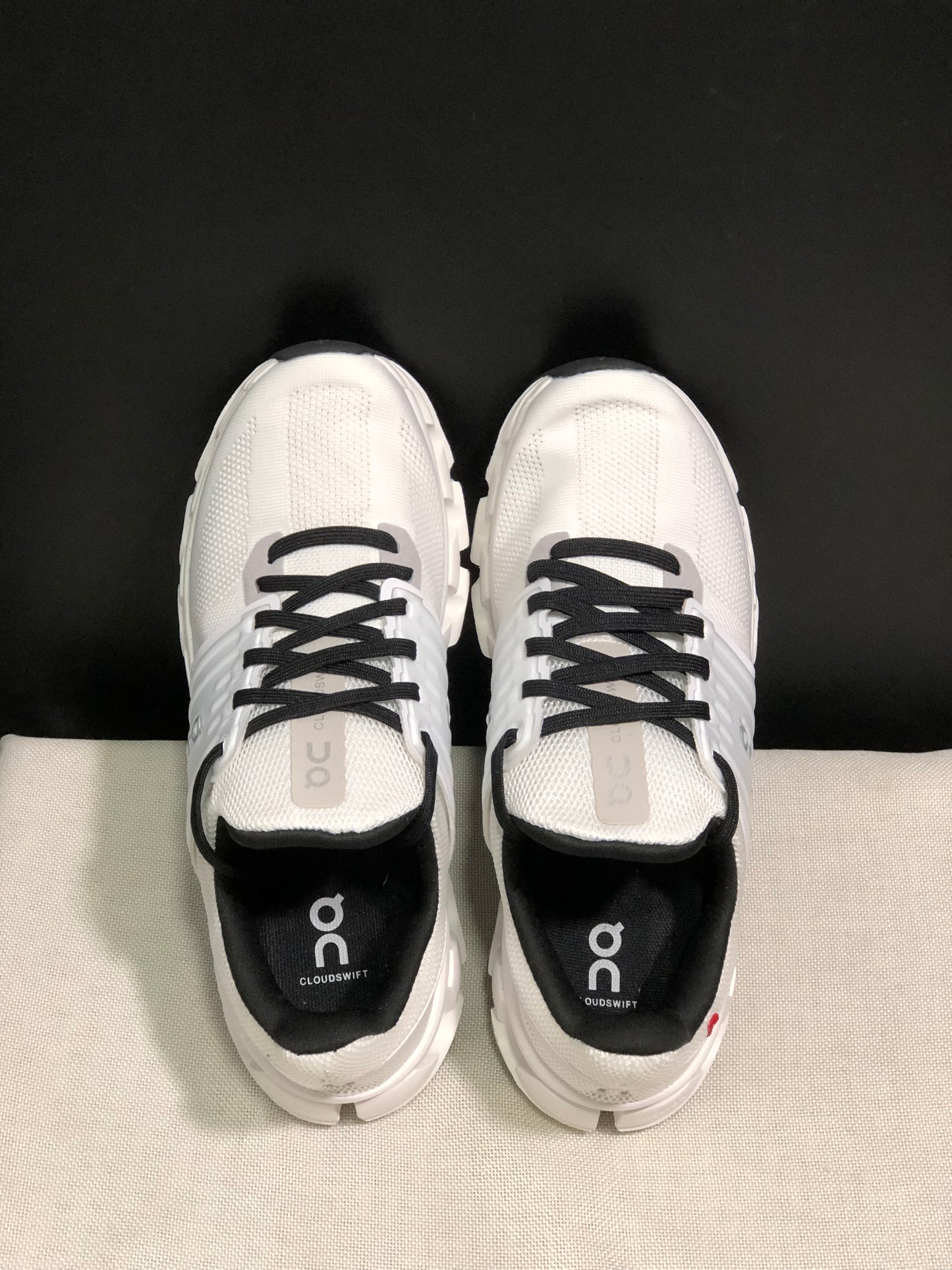 On Running Cloudswift 3 Trendy And Comfortable Running Shoes White/Black