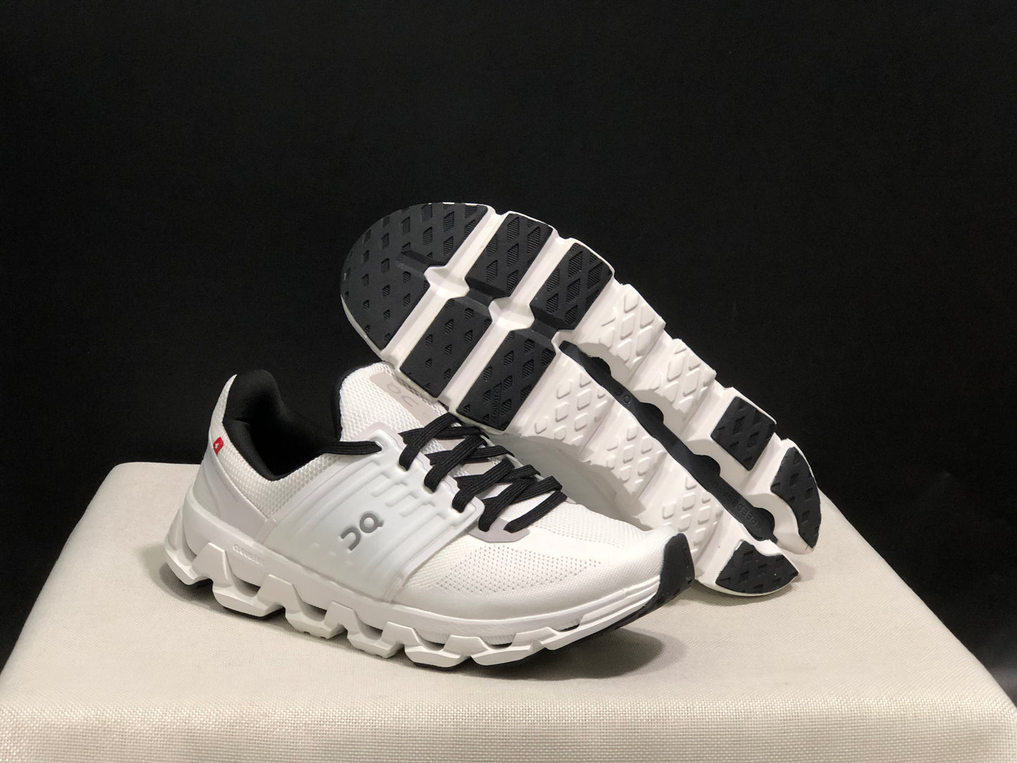 On Running Cloudswift 3 Trendy And Comfortable Running Shoes White/Black